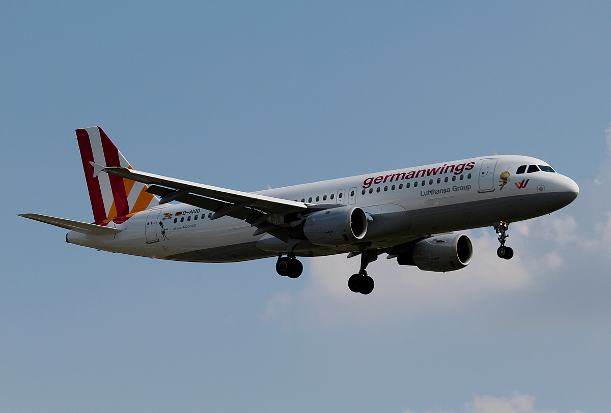 Germanwings A 320-211 D-AIQD  Biene Maja  bei der Landung in Berlin-Tegel am 08.08.2014