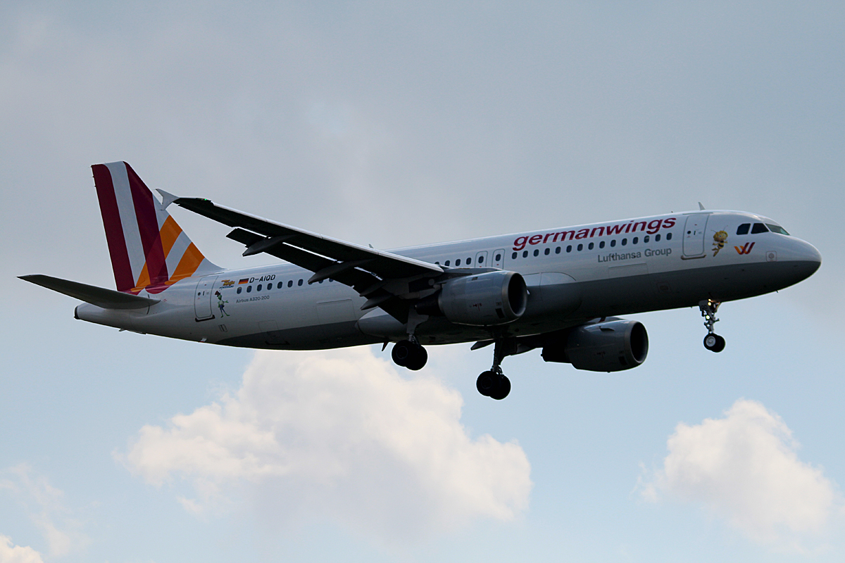 Germanwings A 320-211 D-AIQD  Biene Maja  bei der Landung in Berlin-Tegel am 01.05.2015
