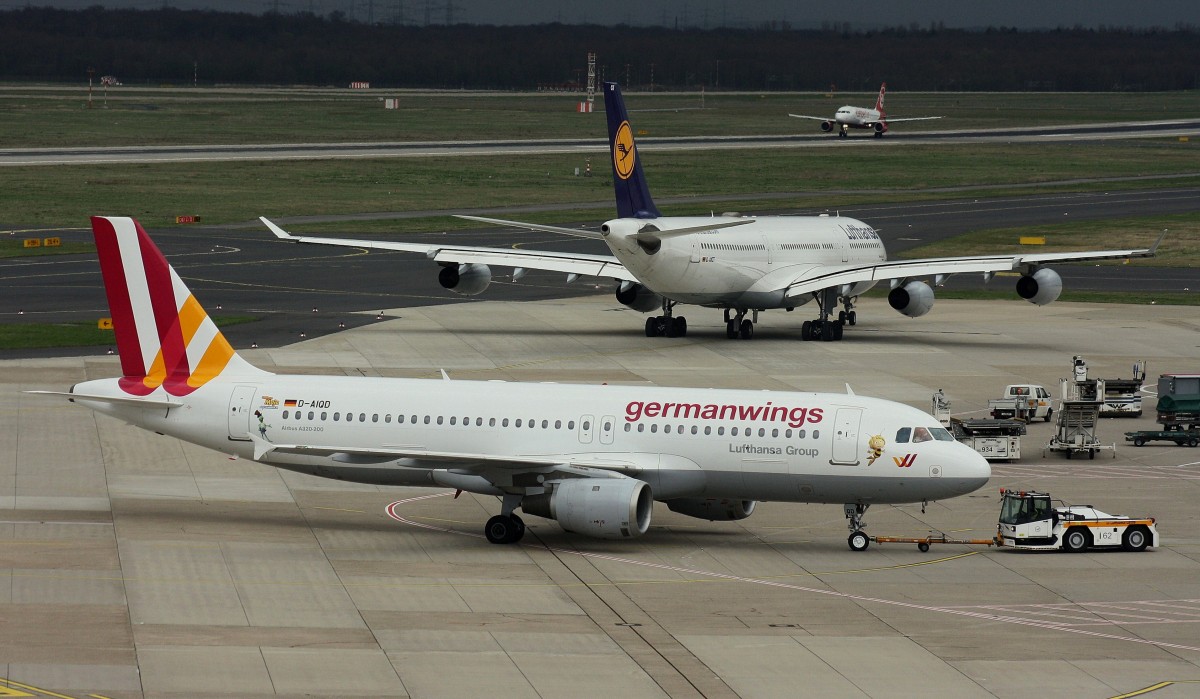 Germanwings,D-AIQD,(c/n 202),Airbus A320-211,11.04.2015,DUS-EDDL,Düsseldorf,Germany(Sticker:Biene Maja)(hinten:Lufthansa,D-AIGT,Airbus A340-313)