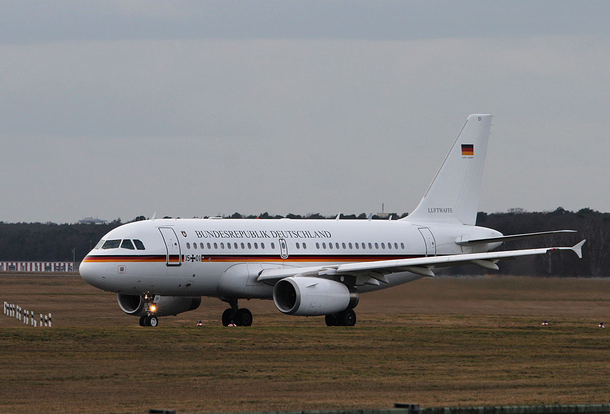 Germany Air Force A 319-133X(CJ) 15+01 auf dem Weg zum Start in Berlin-Tegel am 13.02.2014