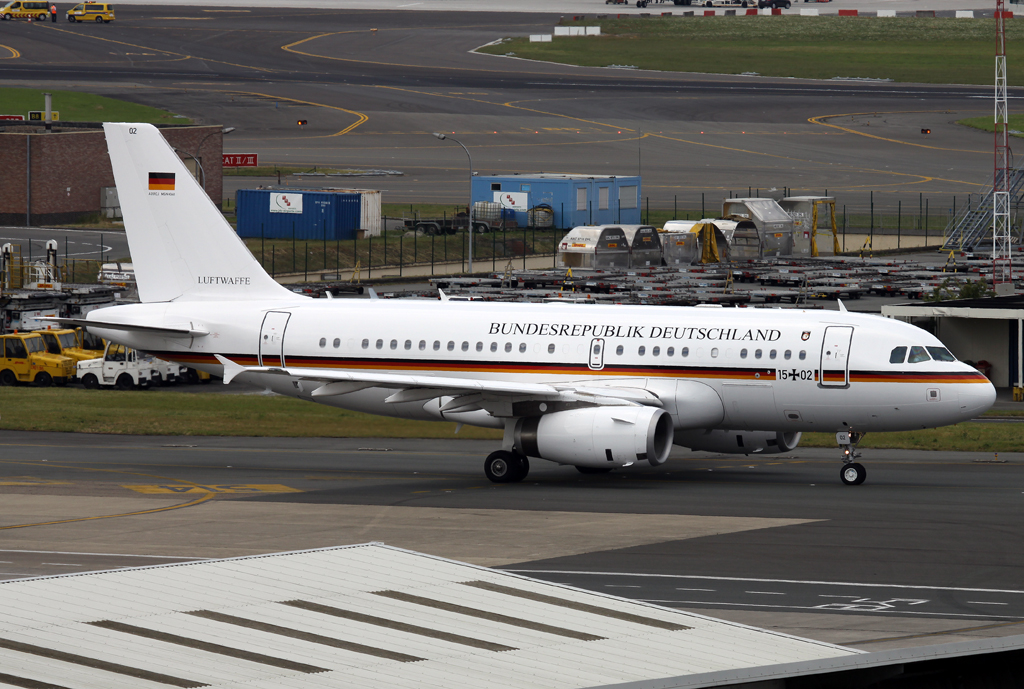 Germany Air Force A-319 15+02 auf dem Taxiway zur 25R in BRU / EBBR / Brüssel am 05.06.2015