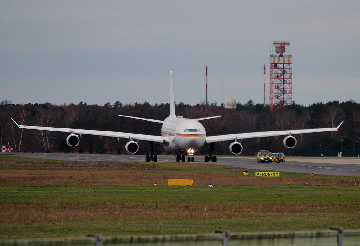 Germany Air Force A 340-313X 16+01 auf dem Weg zum Start in Berlin-Tegel am 29.11.2015