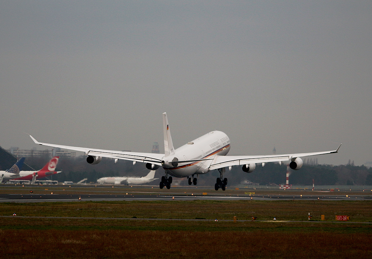 Germany Air Force A 340-313X 16+02 bei der Landung in Berlin-Tegel am 19.12.2015