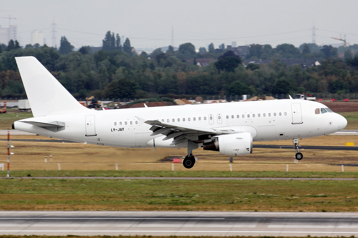 GetJet Airlines Airbus A319-112 LY-JAY bei der Landung in Düsseldorf 3.8.2019