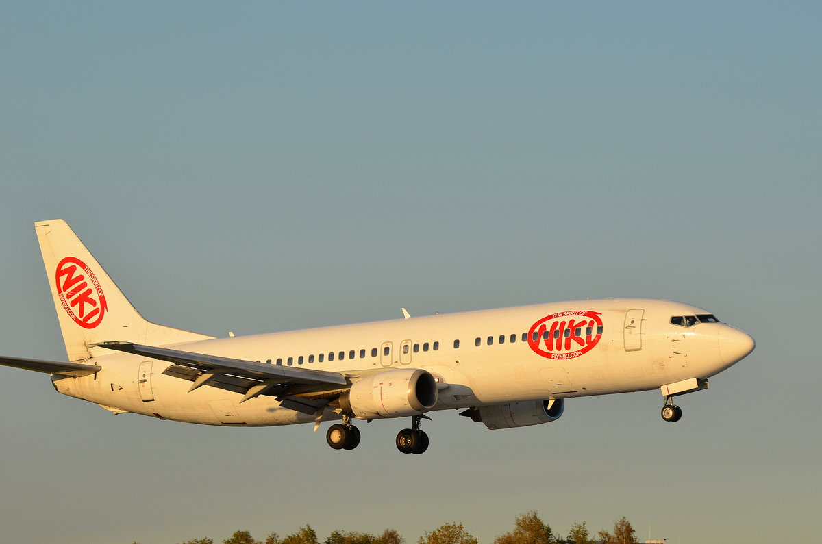 Go2Sky Boeing 737-400 OM-GTD (Niki Sticker) vor der Landung auf dem Airport Hamburg Helmut Schmidt am 15.10.17