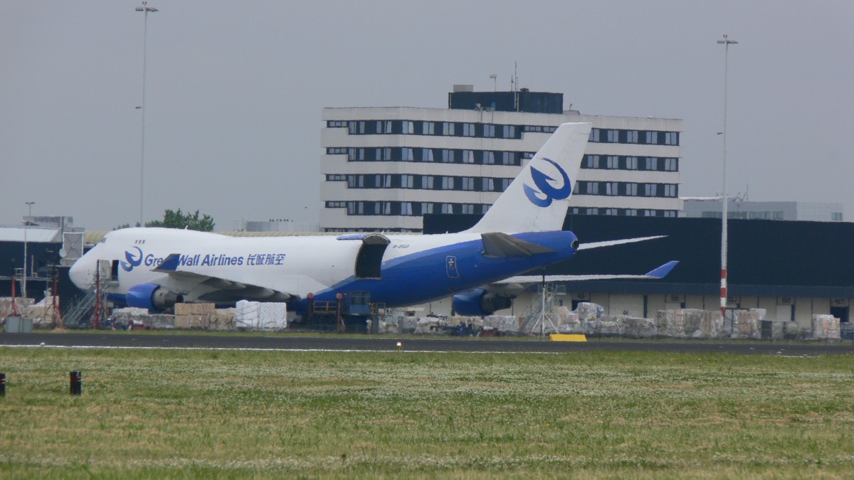 Great Wall Airlines  B-2433 Boeing 747-412F-SCD  wurde am 12.06.2011 in Amsterdam beladen.