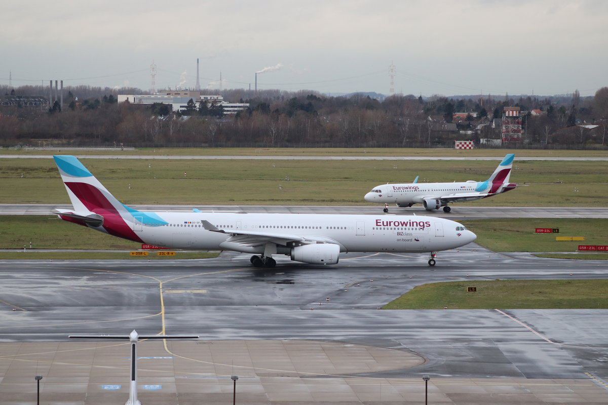 Groß trifft klein in Düsseldorf...
A330-200 OO-SFJ der Eurowings macht sich auf den Weg zur Startbahn 23L in Düsseldorf am 20.12.18, im Hintergrund rollt eine A320 D-AEWI der Eurowings zum Gate 