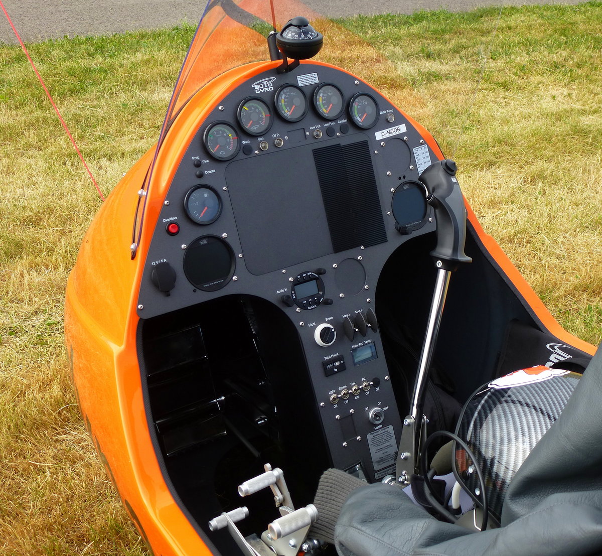 Gyrokopter D-MDOB, Blick ins Cockpit, Flugplatz Freiburg, Juni 2017