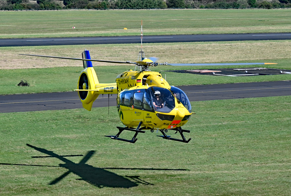H 145 D-HYAH des ADAC hovert zur Werfthalle in EDKB - 18.09.2025