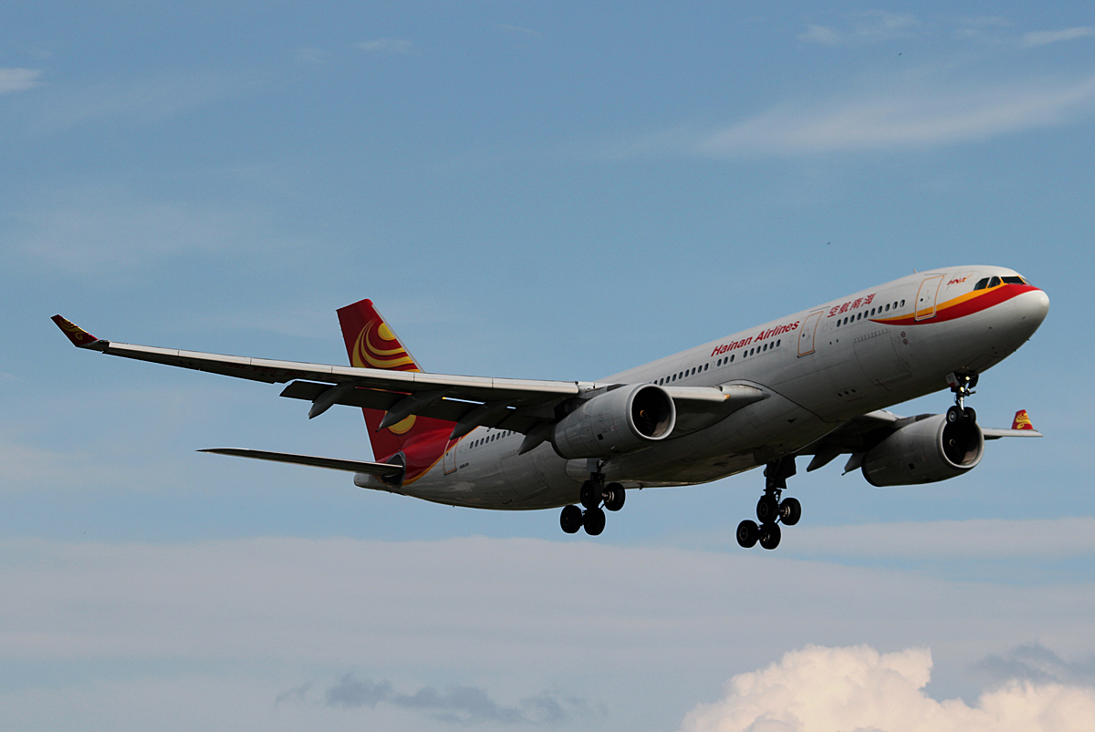 Hainan Airlines A 330-243 B-6519 bei der Landung in Berlin-Tegel am 09.05.2014