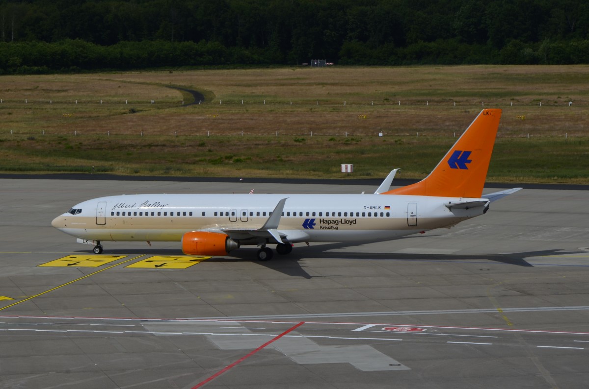 Hapag Lloyd D-AHLK  Albert Balling  Boeing 737-8K5(WL), rollt auf dem Flughafen Köln/Bonn zum Terminal 2 (17.06.2015)