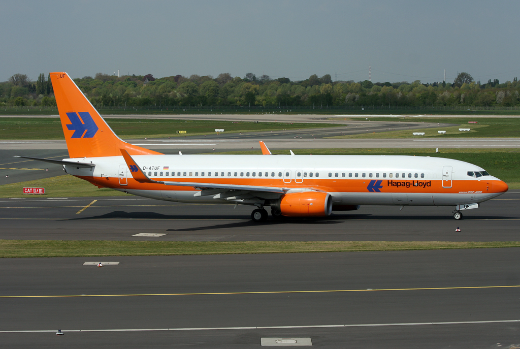 Hapag Lloyd Retro B737-800 D-ATUF rollt zur 23L in DUS / EDDL / Düsseldorf am 16.04.2011