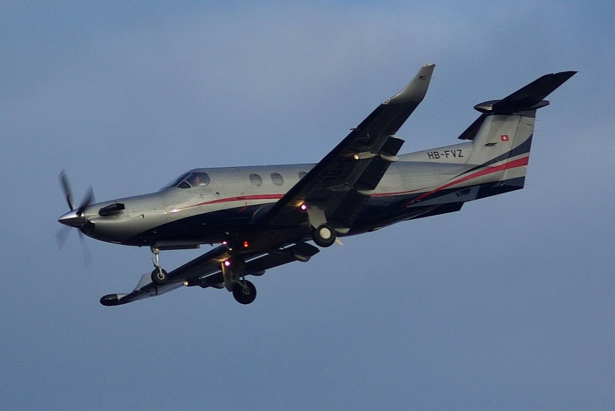 HB-FVZ Private Pilatus PC-12-45   beim Landeanflug Tegel am 16.12.2014