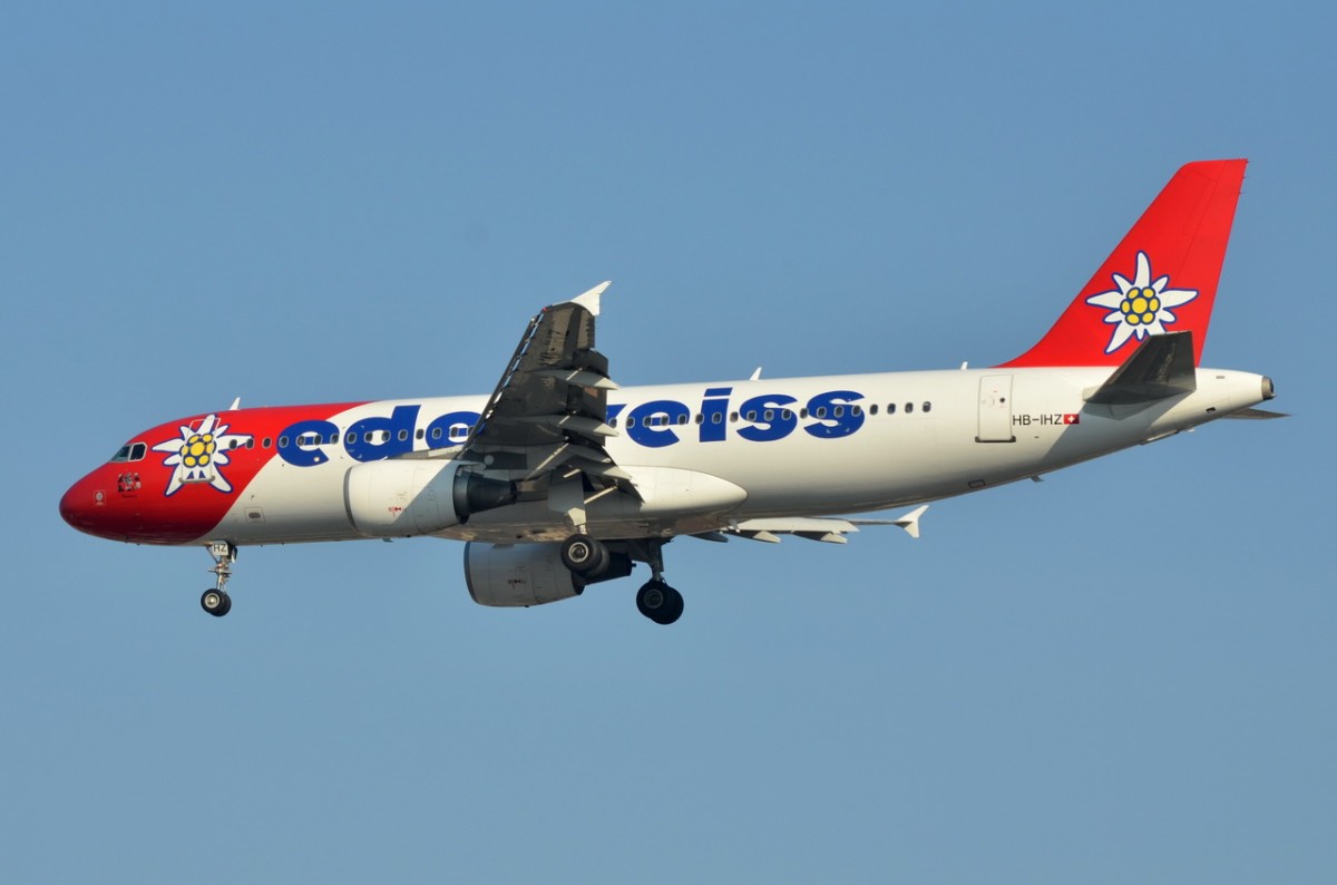 HB-IHZ Edelweiss Air Airbus A320-214  beim Anflug Tegel am 20.03.2015