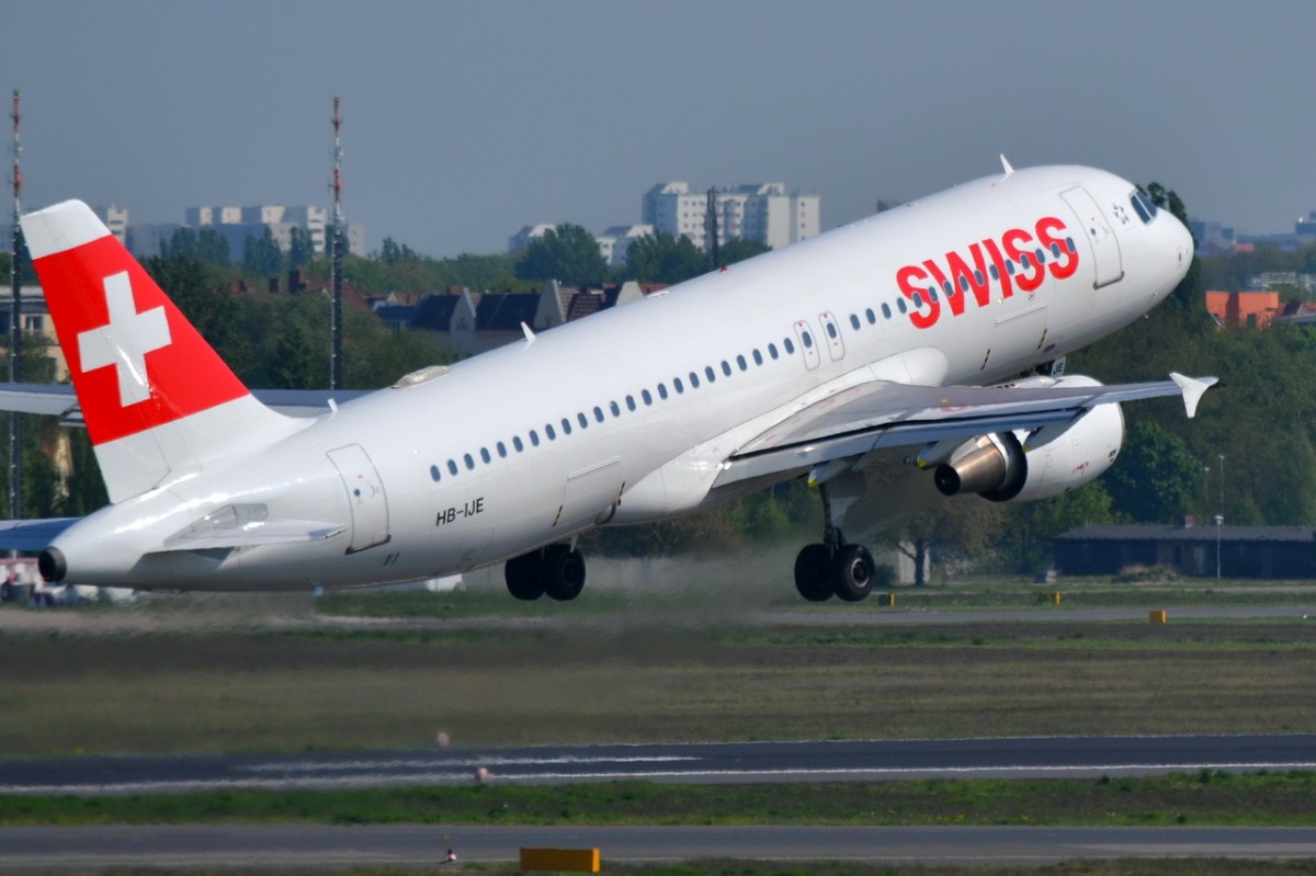 HB-IJE Swiss Airbus A320-214  Start in Tegel 25.04.2014