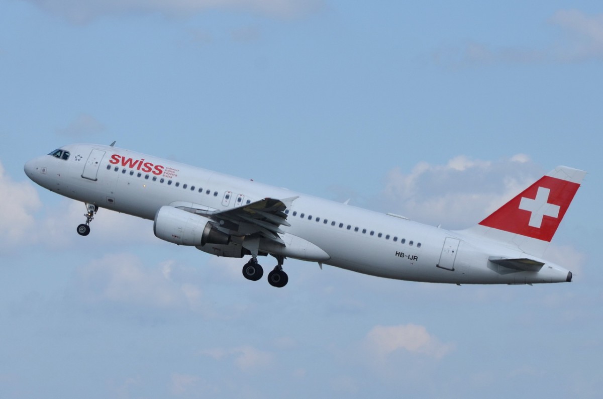 HB-IJR Swiss Airbus A320-214   in Tegel am 29.04.2015 gestartet