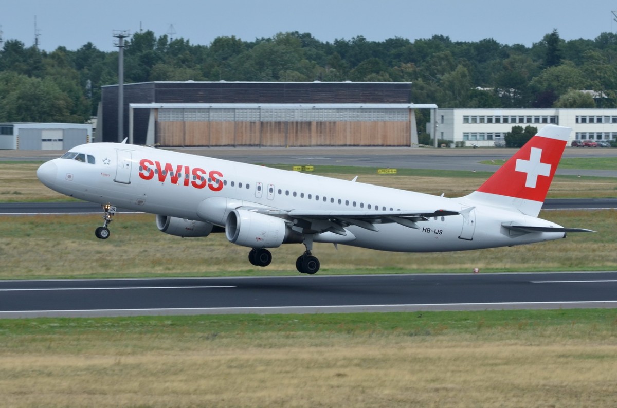 HB-IJS Swiss Airbus A320-214   am 28.07.2015 in Tegel beim Start