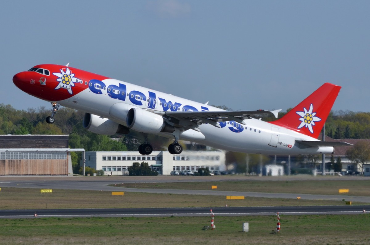 HB-IJV Edelweiss Air Airbus A320-214 in Tegel am 29.04.2015 gestartet