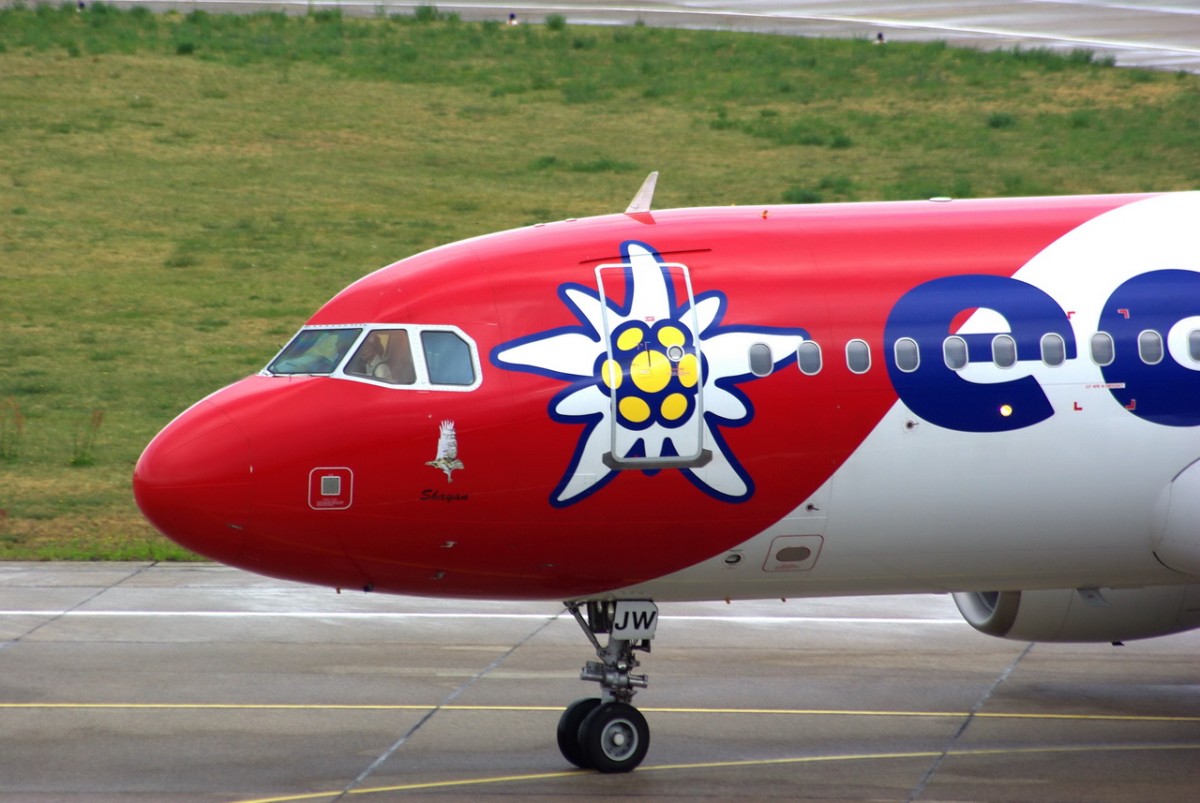 HB-IJW Edelweiss Air Airbus A320-214  in Tegel beim Gate am 08.07.2015