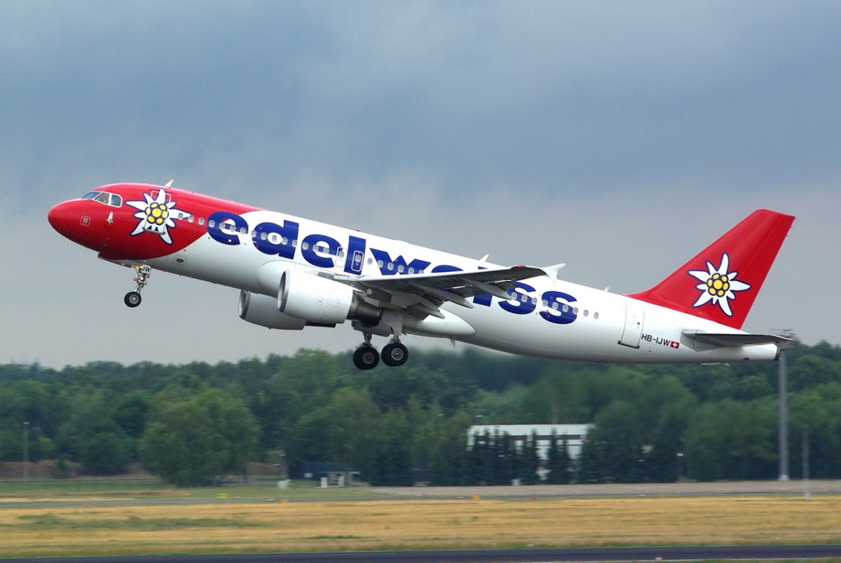 HB-IJW Edelweiss Air Airbus A320-214   gestartet am 08.07.2015 in Tegel