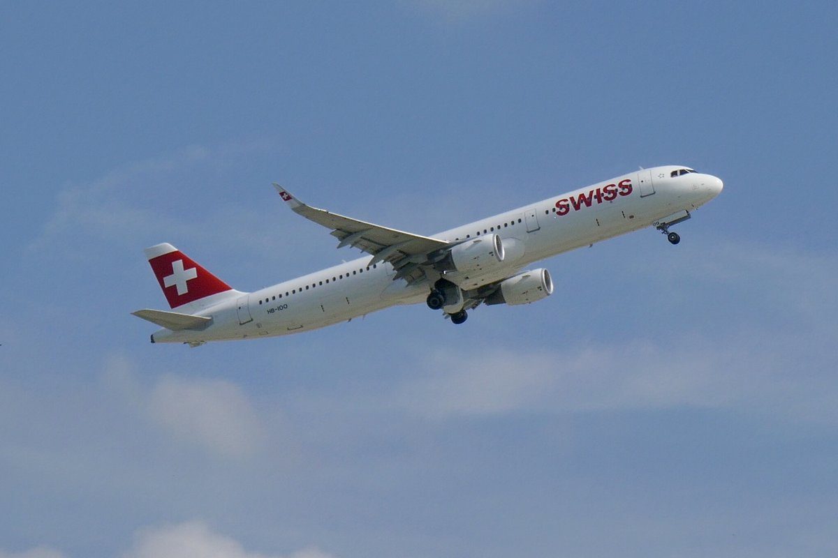 HB-IOO A321-212 der Swiss am 15.9.18 beim Start in Zürich.