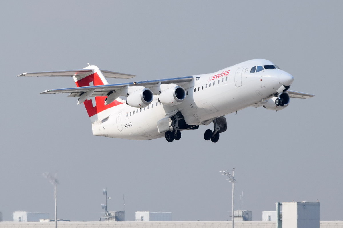 HB-IXS Swiss British Aerospace Avro RJ100  gestartet in München am 12.10.2016