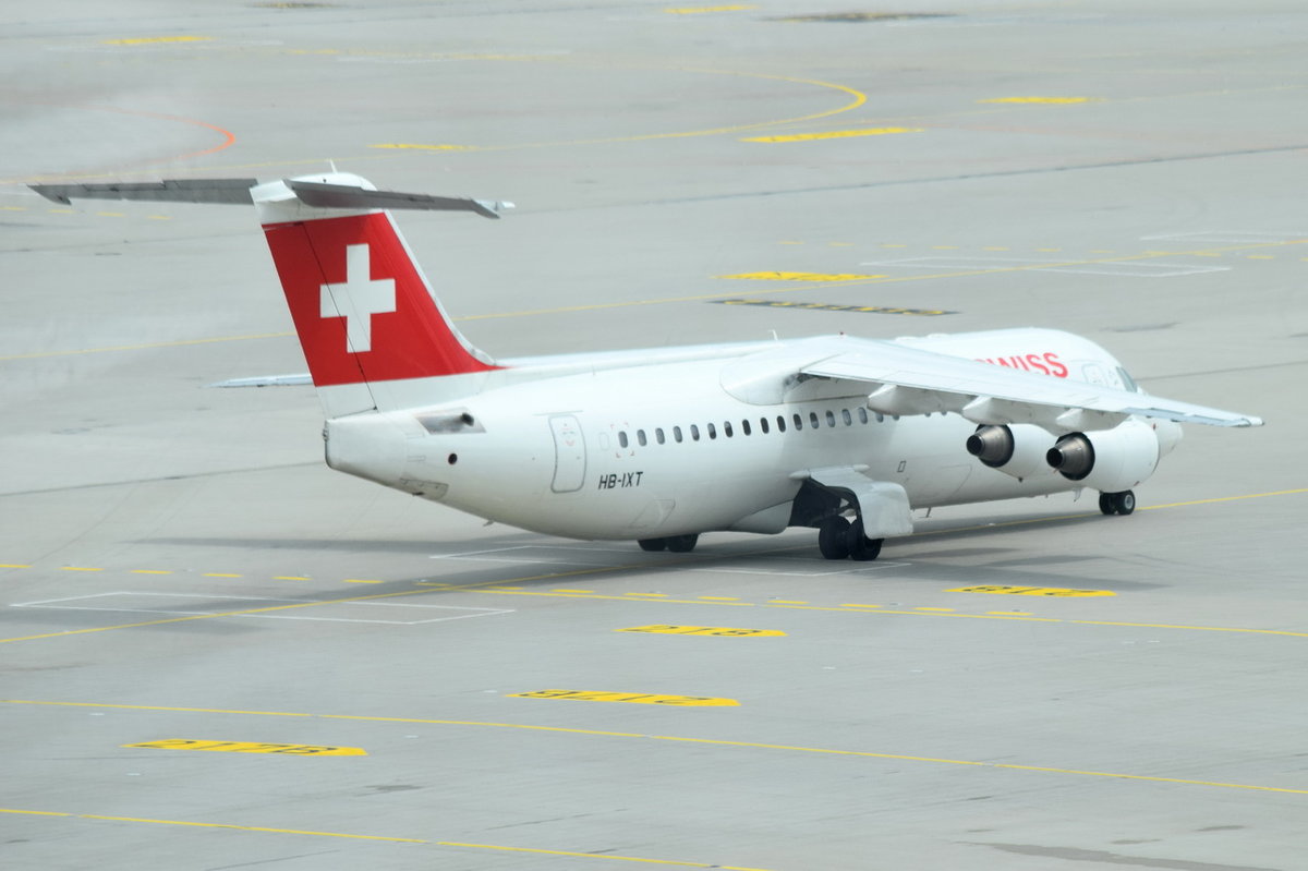 HB-IXT Swiss British Aerospace Avro RJ100  zum Gate am 16.05.2016 in München