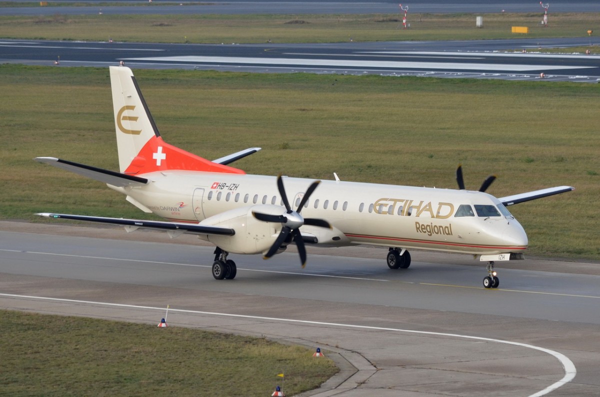 HB-IZH Etihad Regional Saab 2000  zum Gate in Tegel  24.11.2015