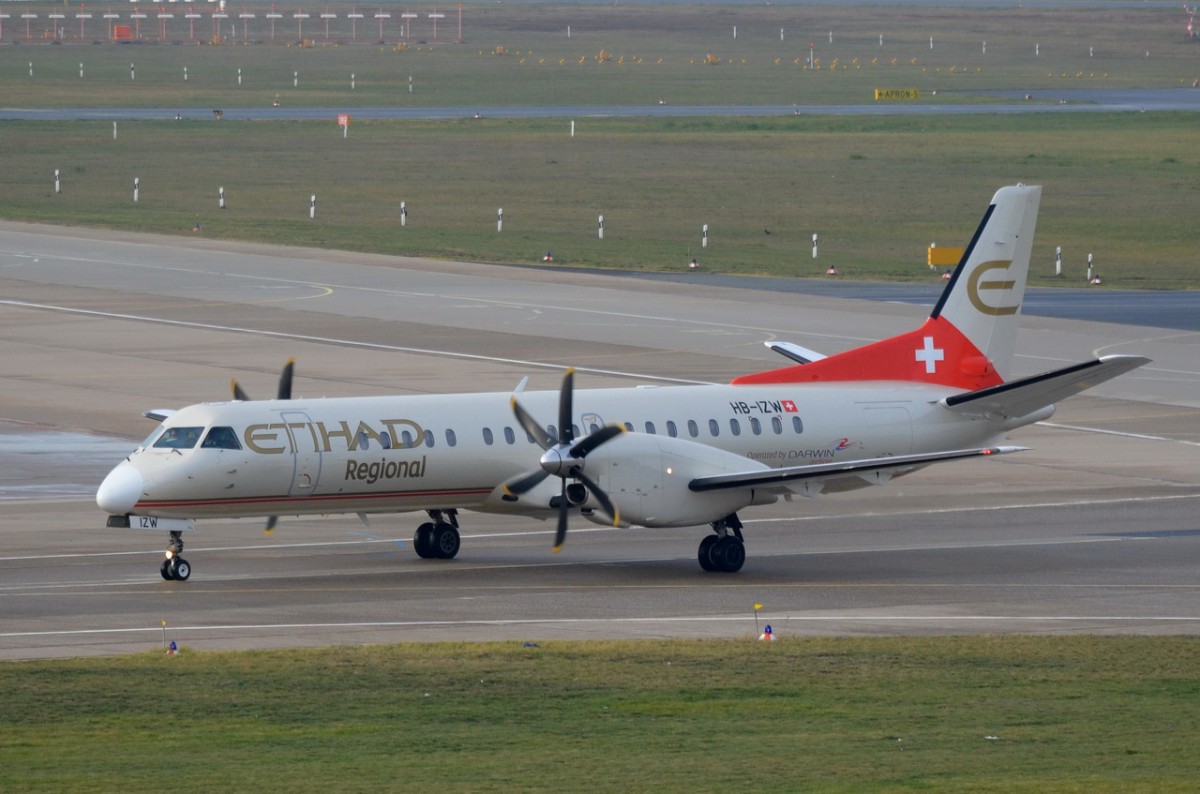 HB-IZW Etihad Regional Saab 2000  in Tegel am 24.11.2015 zum Gate