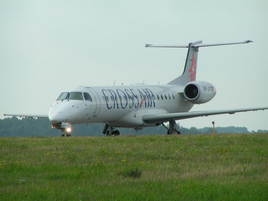 HB-JAT, Embraer ERJ-145 von Crossair am 11.09.2004 in Luxembourg