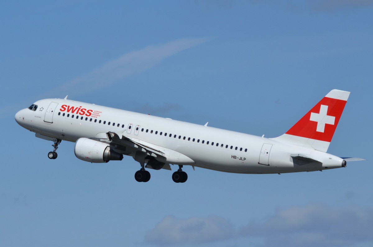 HB-JLP Swiss Airbus A320-214   in Tegel gestartet  16.04.2015