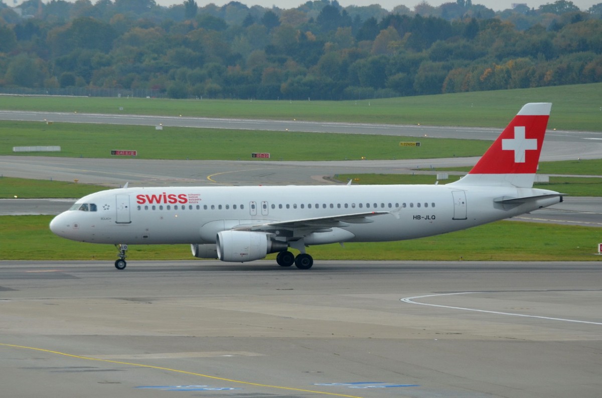 HB-JLQ Swiss Airbus A320-214  zum Gate am 20.10.2015 in Hamburg