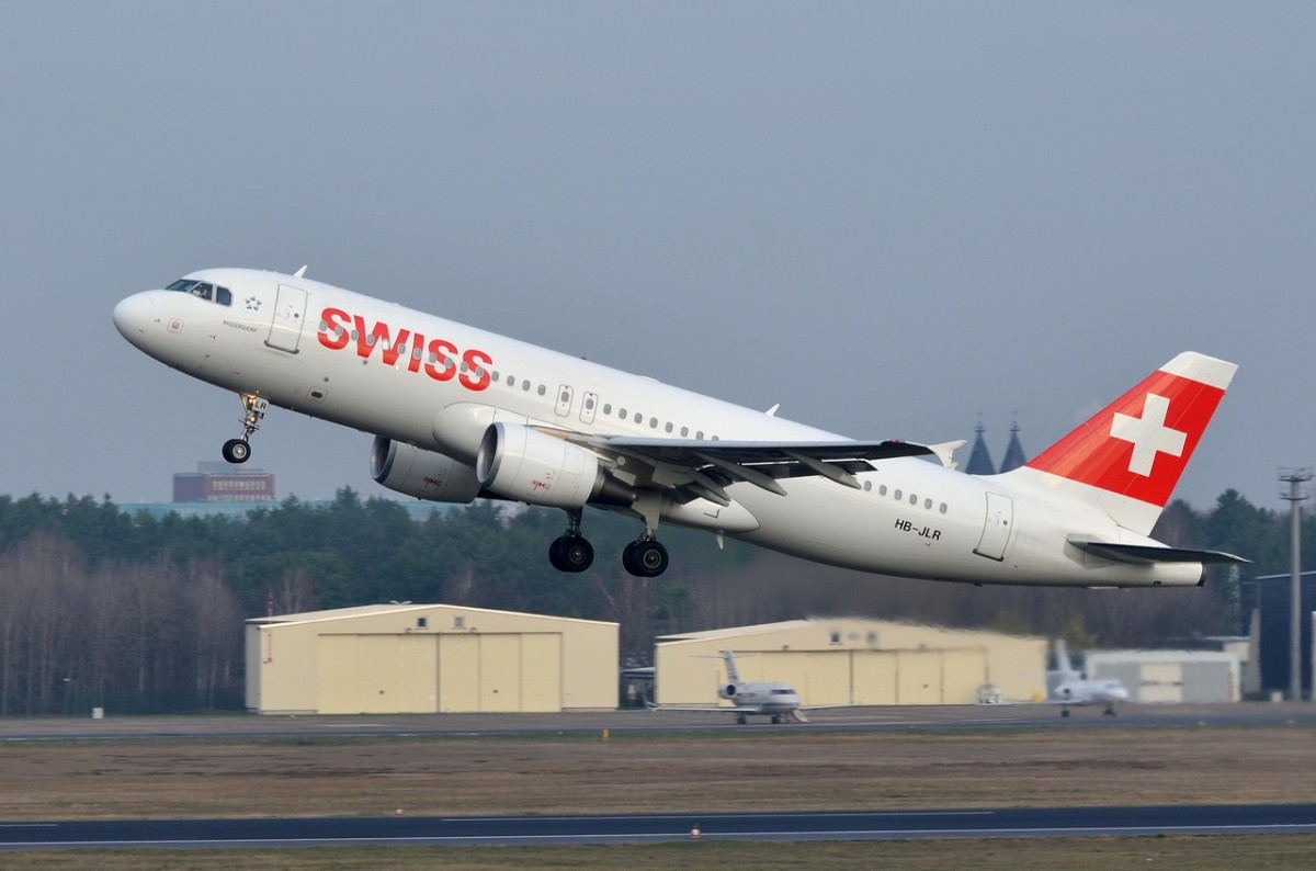 HB-JLR Swiss Airbus A320-214   gestartet am 24.11.2015 in Tegel