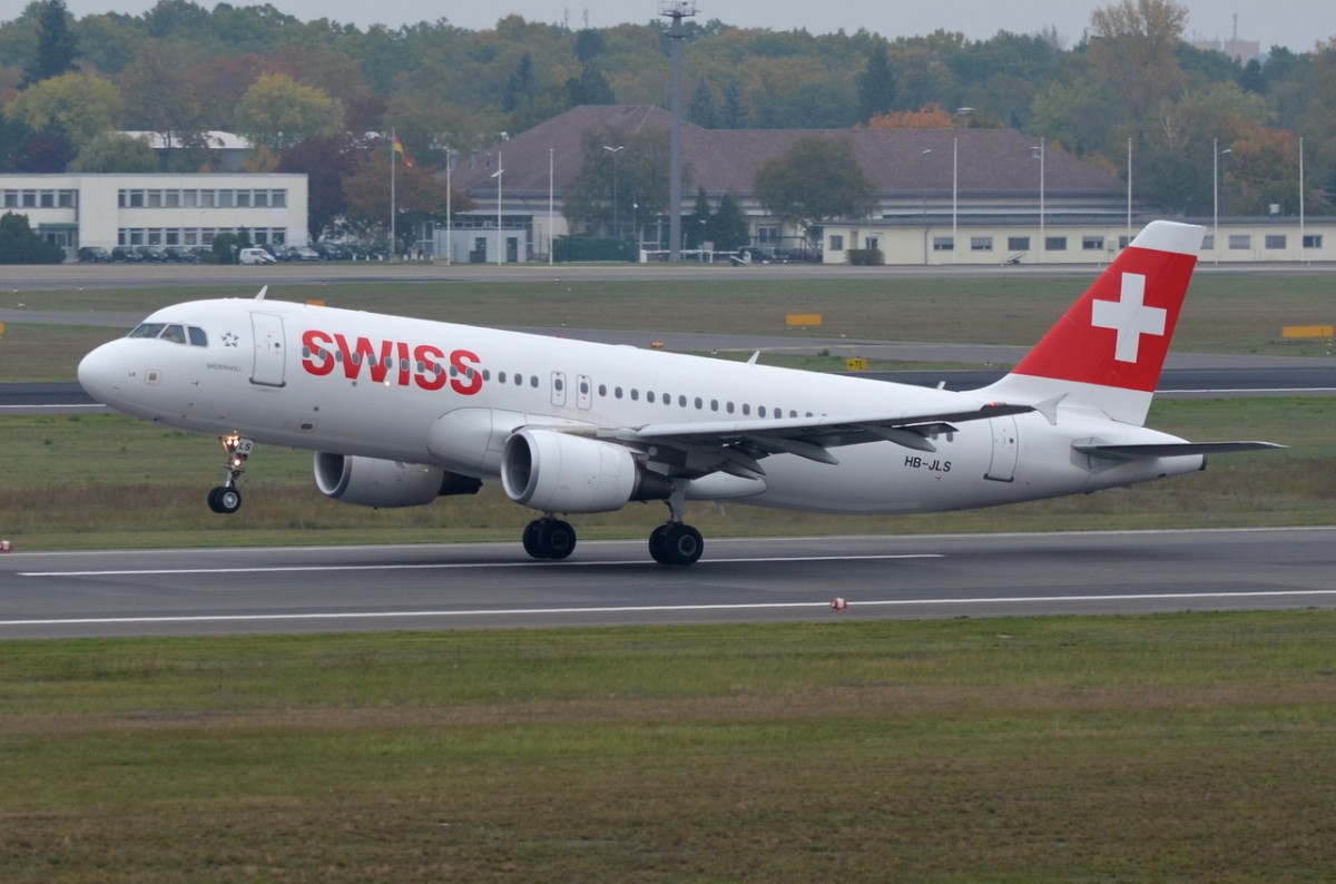 HB-JLS Swiss Airbus A320-214   beim Start am 14.10.2014 in Tegel