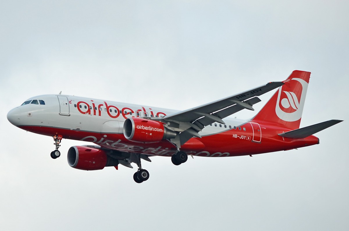 HB-JOY Air Berlin Airbus A319-112   in Tegel beim Landeanflug am 25.02.2015