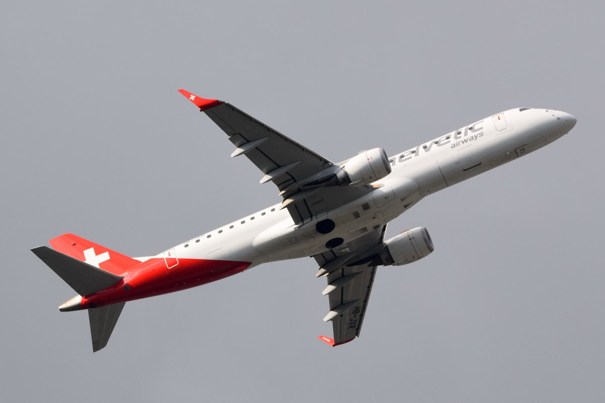 HB-JVR Helvetic Airways Embraer ERJ-190LR (ERJ-190-100 LR)  in München am 12.10.2016 gestartet