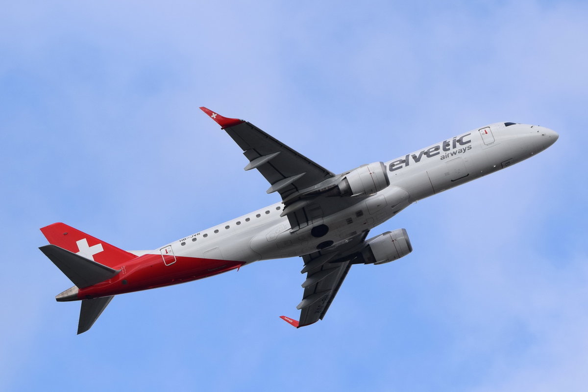 HB-JVR Helvetic Airways Embraer ERJ-190LR (ERJ-190-100 LR)  am 13.10.2016 in München gestartet
