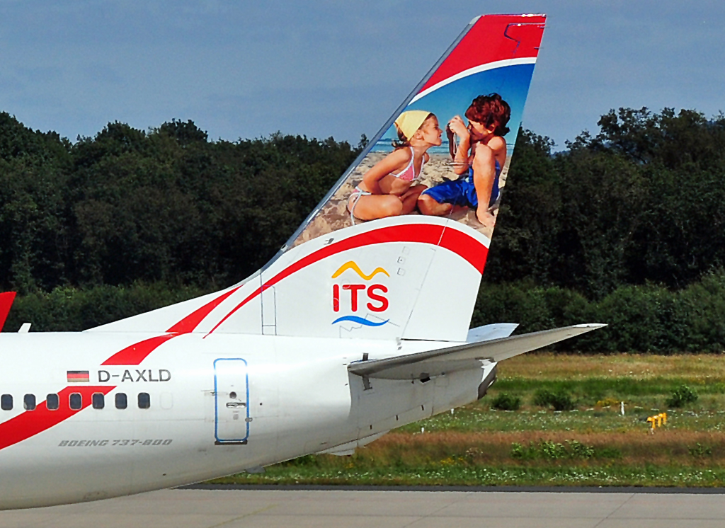 Heckflosse und Seitenleitwerk einer B 737-800 D-AXLD in CGN - 12.08.2012
