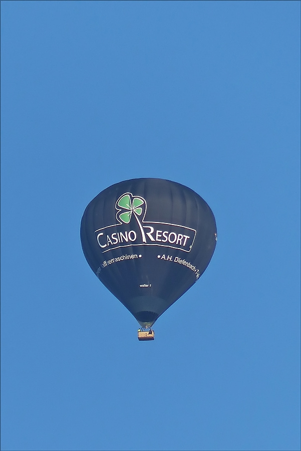 Heiluftballon mit Casino Resort Werbung, aufgenommen in der Nhe von Gieen am 01.11.2015. Kennung unbekannt.