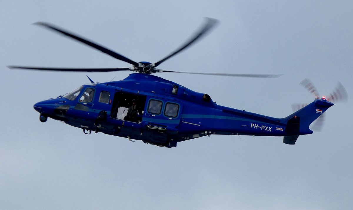 Helicopter, Kennung PH-PXX; der Niederl�ndischen Polizei, anl�sslich eines Inspektionsfluges im Bereich Ijmuiden; 260723