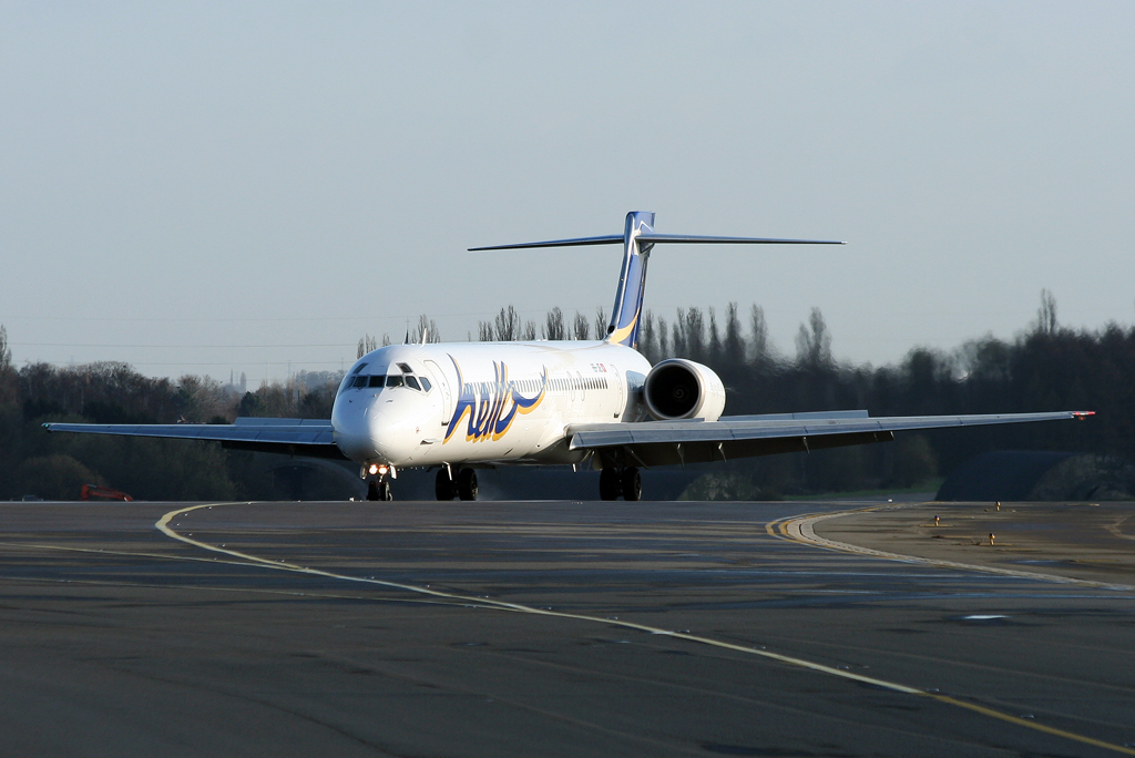 Hello MD-90 HB-JIE nach der Landung auf 23 in LGG / EBLG / Liege am 31.03.2010 