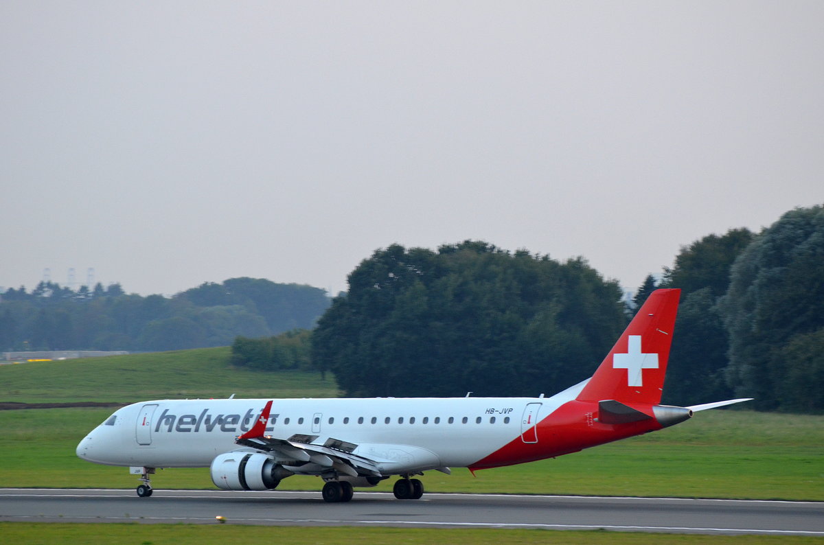 Helvetic Airways Embraer 190-100LR HB-JVP am 14.09.16 nach der Landung in Hamburg Fuhlsbüttel.
