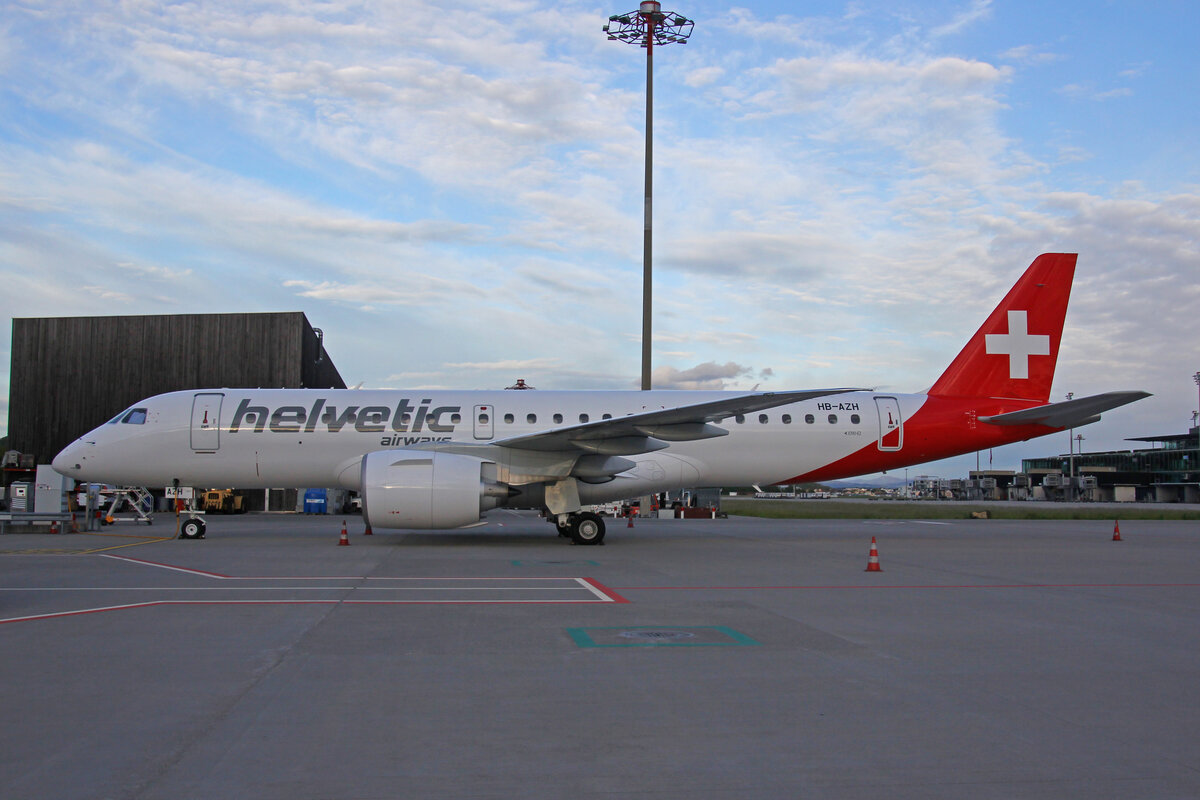 Helvetic Airways, HB-AZH, Embraer E190-E2, msn: 19020046, 13.Mai 2021, ZRH Zürich, Switzerland.