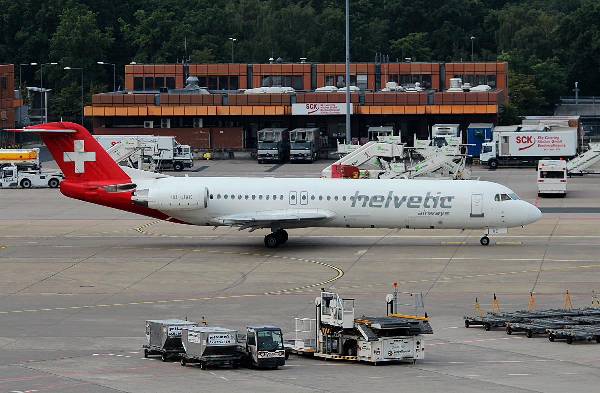 Helvetic Fokker 100 HB-JVC auf dem Weg zum Start in Berlin-Tegel am 13.09.2015