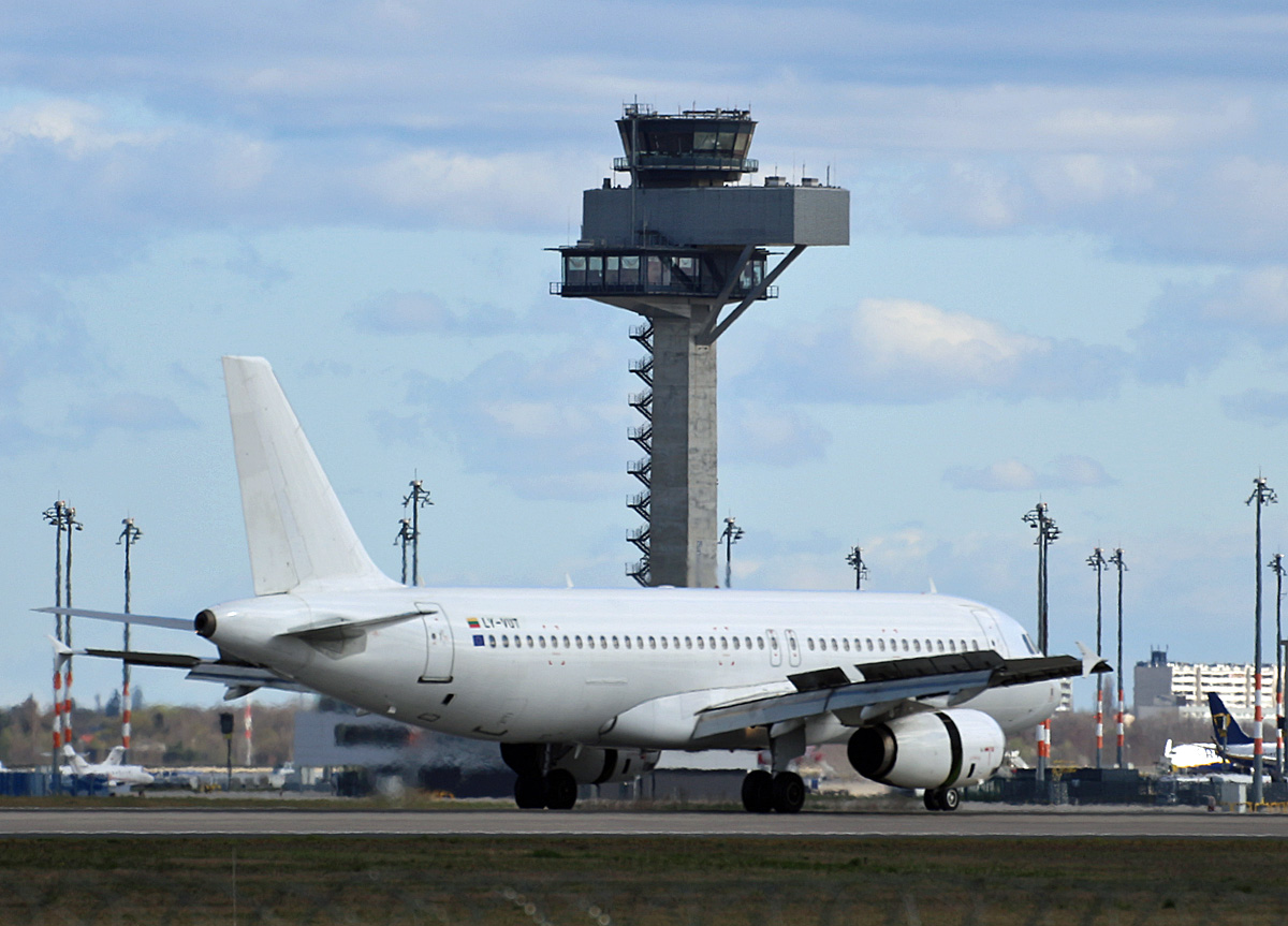 Heston Airlines, Airbus A 320-232, LY-VUT, BER, 06.04.2025