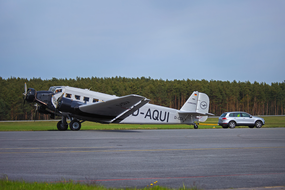 Hier wird gerade die Junker-52 D-AQUI nach dem Auftanken zum Hangar 10 des Inselflughafens Heringsdorf geschleppt. - 17.04.2014