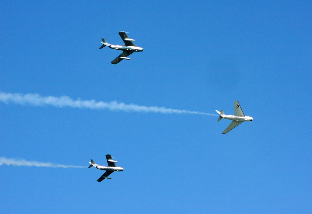 Historische Jets, eine Sabre F-86 und zwei Mig 15 (evtl. 17) in Formation über Oshkosh - Ende Juli 2006