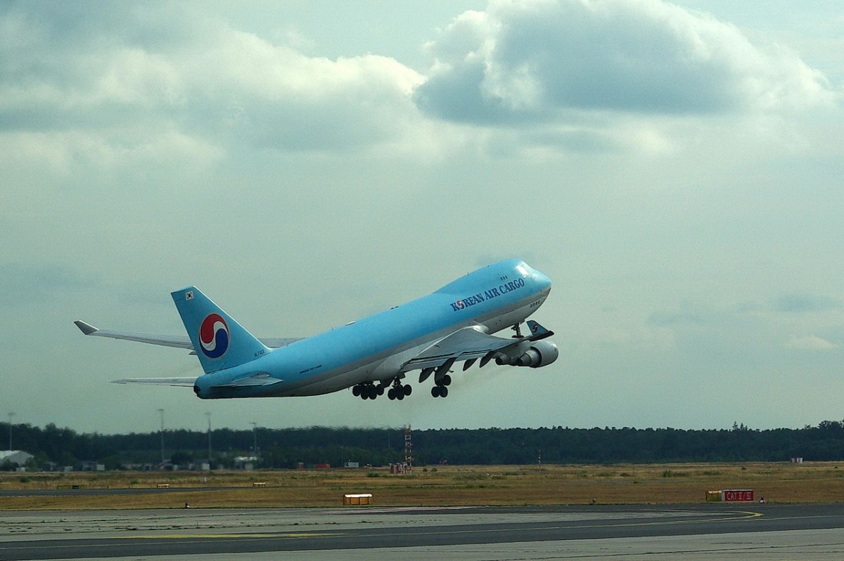 HL7462 Korean Air Lines Boeing 747-4B5F   08.08.2013

Flughafen Frankfurt  , aus einem Bus whrend einer Flughafentour