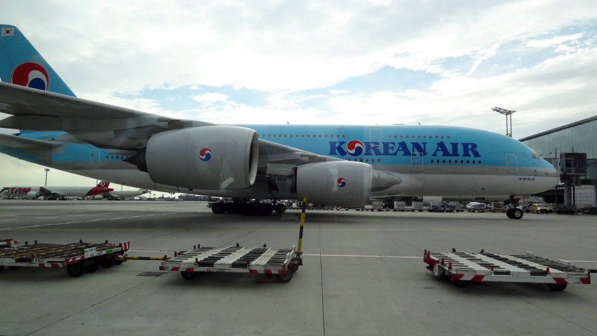 HL7612 Korean Air Lines Airbus A380-861    08.08.2013

Flughafen Frankfurt , whrend einer Flughafentour aus dem Bus