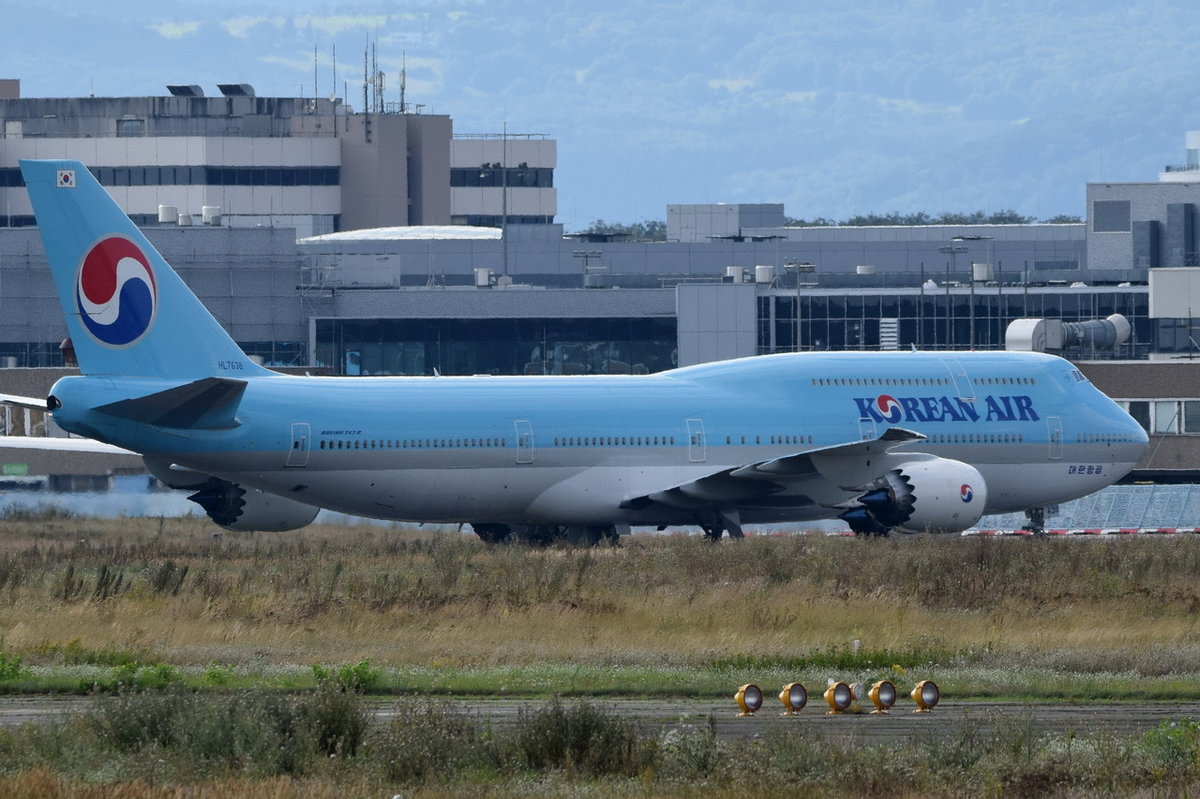 HL7638 Korean Air Lines Boeing 747-8B5  zum Gate in Frankfurt am 06.08.2016